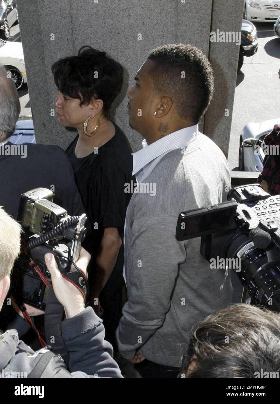 La famille du rappeur Chris Brown arrive au palais de justice du comté de Los Angeles pour son audience d'accusation et, accompagnée d'avocats, est conduite dans le bâtiment par une foule de photographes et de manifestants STOParazzi faisant la promotion de la « loi de Rihanna », qui aurait rendre illégale la fuite, la distribution et la publication de photos privées d'application de la loi. Los Angeles, Californie. 3/5/09. Banque D'Images