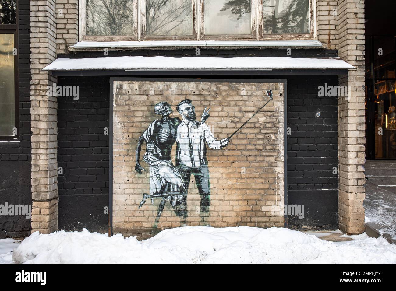 Pour usage éditorial uniquement. Danse de la mort avec Ender ou Ender avec un bâton. Un graffiti mural d'Edward von Lõngus à Telliskivi, Tallinn, Estonie. Banque D'Images