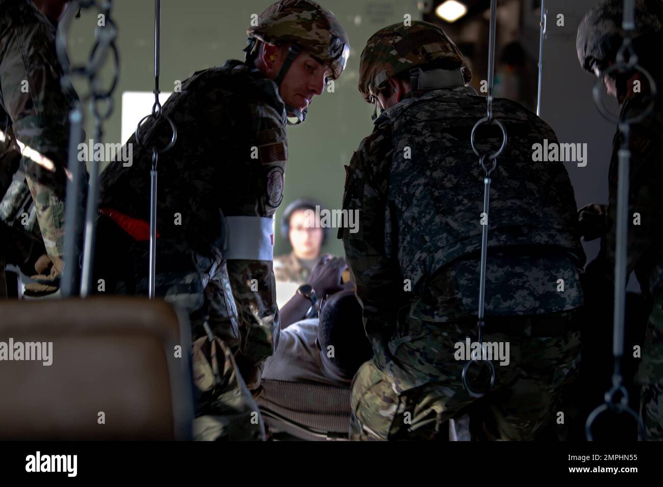 ÉTATS-UNIS Les aviateurs de l'escadron d'évacuation Aeromédical 375th reçoivent un patient simulé dans un autobus de transport médical à la Volk Field Air National Guard, Wisconsin, pendant le Ballistic Badger 2022, le 21 octobre 2022. Les bus de transport médical sont de conception similaire aux bus scolaires, mais ont été réinstallés pour pouvoir ranger plusieurs patients non ambulatoires sur des litters de lit si nécessaire. Banque D'Images