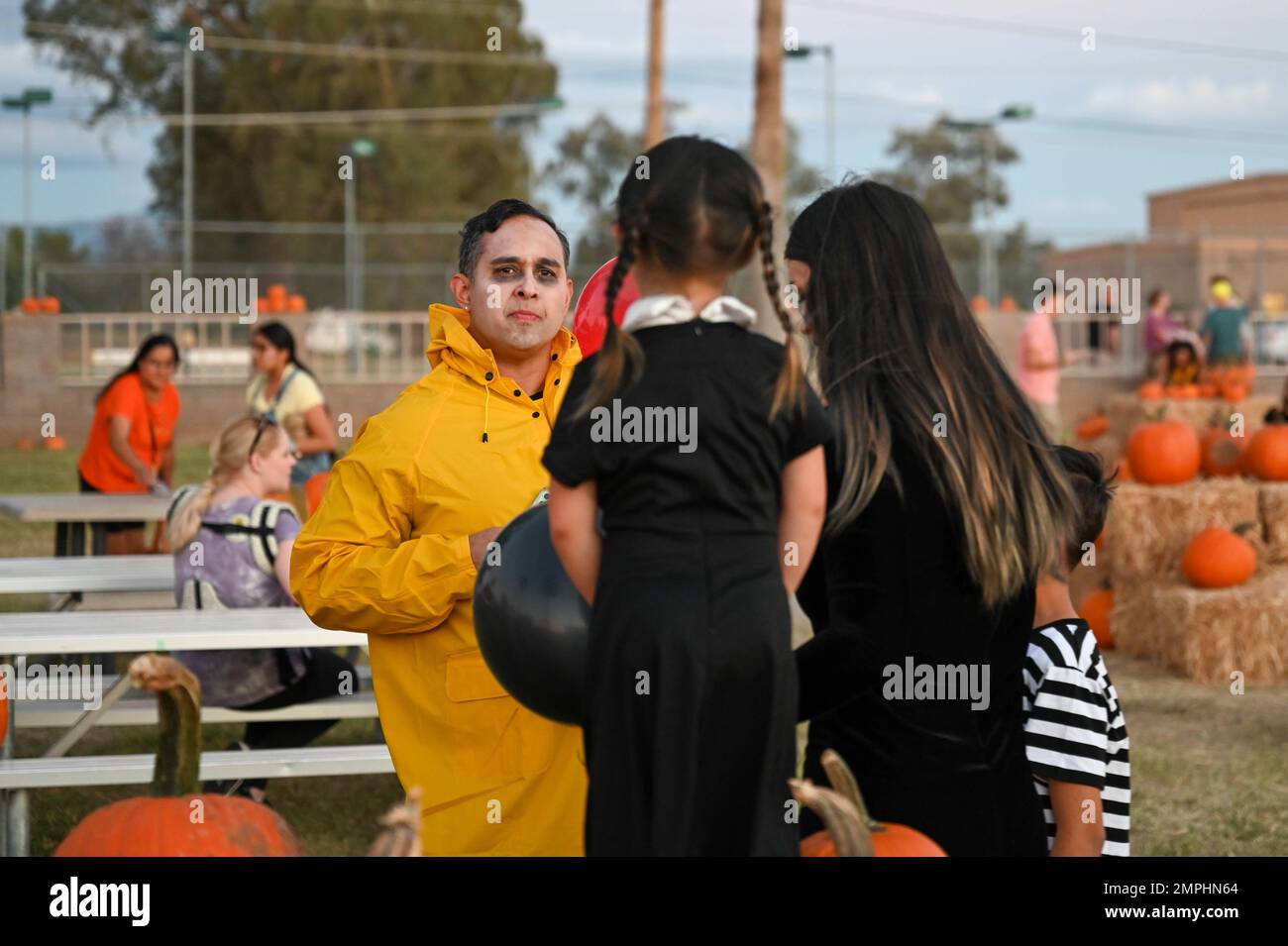 Les aviateurs et leurs familles s'habillent pour un zombie qui s'est produit pendant le Harvest Festival à la base aérienne de Davis-Monthan, en Arizona, le 21 octobre 2022. Le Harvest Festival de cette année a consisté en des stands de nourriture et de boissons, une zone de danse, un concert, et un potiron patch entre autres activités. Banque D'Images