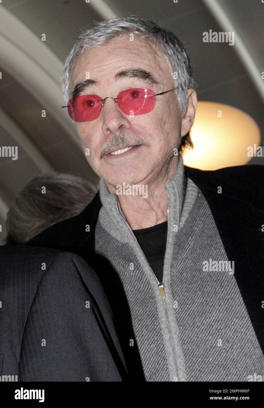 Burt Reynolds a été repéré arrivant à l'aéroport de LAX à partir d'un vol de ft. Lauderdale, Floride. L'acteur de 76 ans, ainsi que Jon Voight, Ned Beatty et Ronny Cox, étaient à Palm Beach pour promouvoir l'édition Blu-ray de 40th ans de 'Deliverance'. Los Angeles, Californie. 27th juin 2012. . Banque D'Images