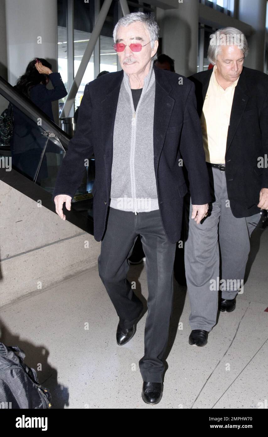Burt Reynolds a été repéré arrivant à l'aéroport de LAX à partir d'un vol de ft. Lauderdale, Floride. L'acteur de 76 ans, ainsi que Jon Voight, Ned Beatty et Ronny Cox, étaient à Palm Beach pour promouvoir l'édition Blu-ray de 40th ans de 'Deliverance'. Los Angeles, Californie. 27th juin 2012. . Banque D'Images