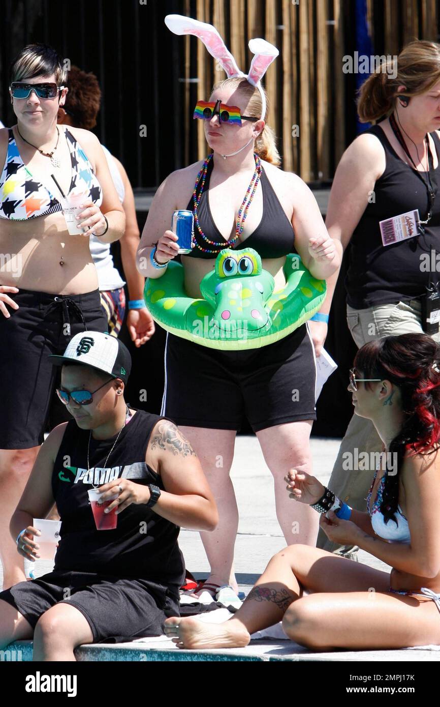 Les femmes ont laissé tomber au concours de t-shirt humide Cabana Girls Pool Party pendant le week-end de Dinah Shore. Les femmes sont également vues se prélasser autour de la piscine de l'hôtel et montrer leurs tenues sauvages. L'événement Dinah Shore Weekend est facturé comme une escapade pour les couples et les lesbiennes célibataires. Palm Springs, Californie 04/03/10. . Banque D'Images