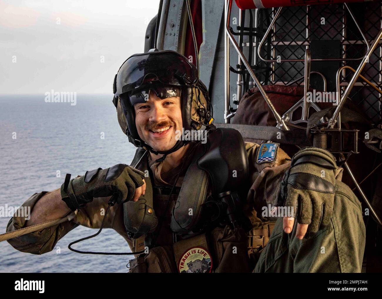 221023-N-YD731-1096 MER ADRIATIQUE (le 23 octobre 2022) Naval Air Crewman 2nd Class Brandon Terry, affecté à l'Escadron de combat en mer (HSC) 5, pose une photo dans un hélicoptère MH-60s Knighthawk le 23 octobre 2022. Carrier Air Wing (CVW) 7 est la composante aérienne et de grève offensive de la CSG-10 et de la GHBWCSG. Les escadrons du CVW-7 sont le Strike Fighter Squadron (VFA) 143, le VFA-103, le VFO-86, le VFA-136, le Electronic Attack Squadron (VAQ) 140, le VAW-121, le HSC-5 et le Helicopter Maritime Strike Squadron (HSM) 46. Le George H.W. Bush Carrier Strike Group est en cours de déploiement aux États-Unis Forces navales Europ Banque D'Images