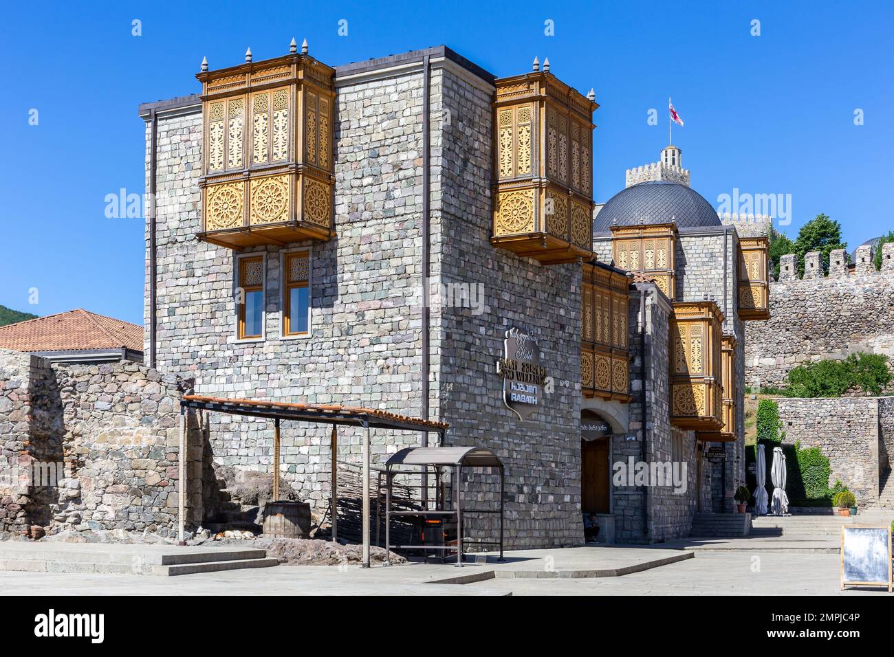 Akhaltsikhe, Géorgie, 07.06.21. L'hôtel Gino Wellness Rabati est situé dans la cour du château d'Akhaltsikhe et possède des balcons en bois sculpté de style géorgien. Banque D'Images