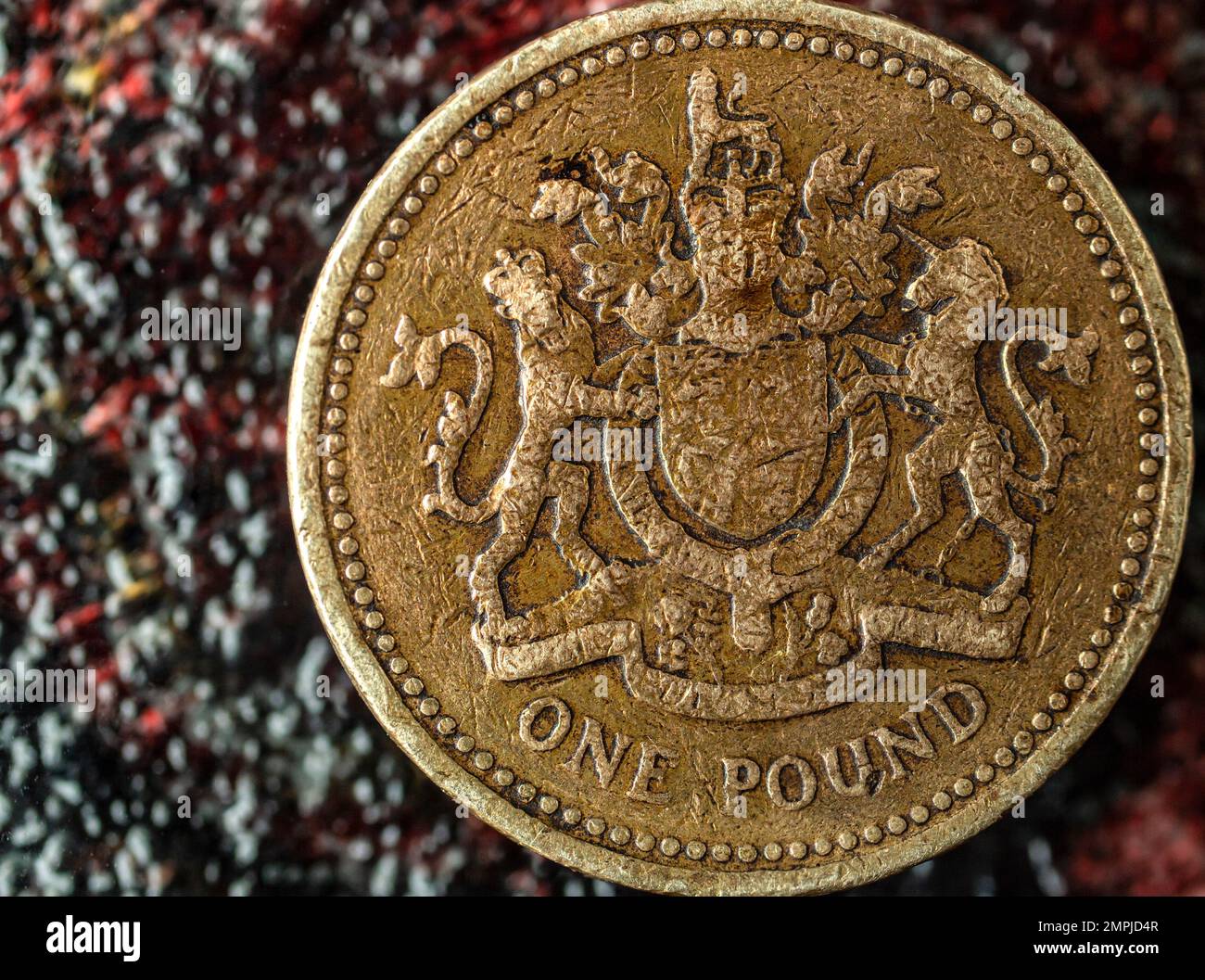 Great Britain One Pound coin, usé et rayé, macro de mise au point douce, montage spectaculaire Banque D'Images