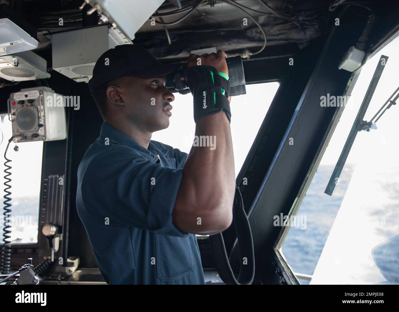 221027-N-EU502-1034 MER DE CHINE DE L'EST (27 octobre 2022) – le Matelot de 1re classe Akheem Gallimore, de New York, se dresse à bord du porte-avions amphibie USS Tripoli (LHA 7) le 27 octobre 2022. Tripoli opère dans la zone d'opérations de la flotte américaine 7th afin d'améliorer l'interopérabilité avec ses alliés et ses partenaires et de servir de force de réaction prête à l'emploi pour défendre la paix et maintenir la stabilité dans la région Indo-Pacifique. Banque D'Images