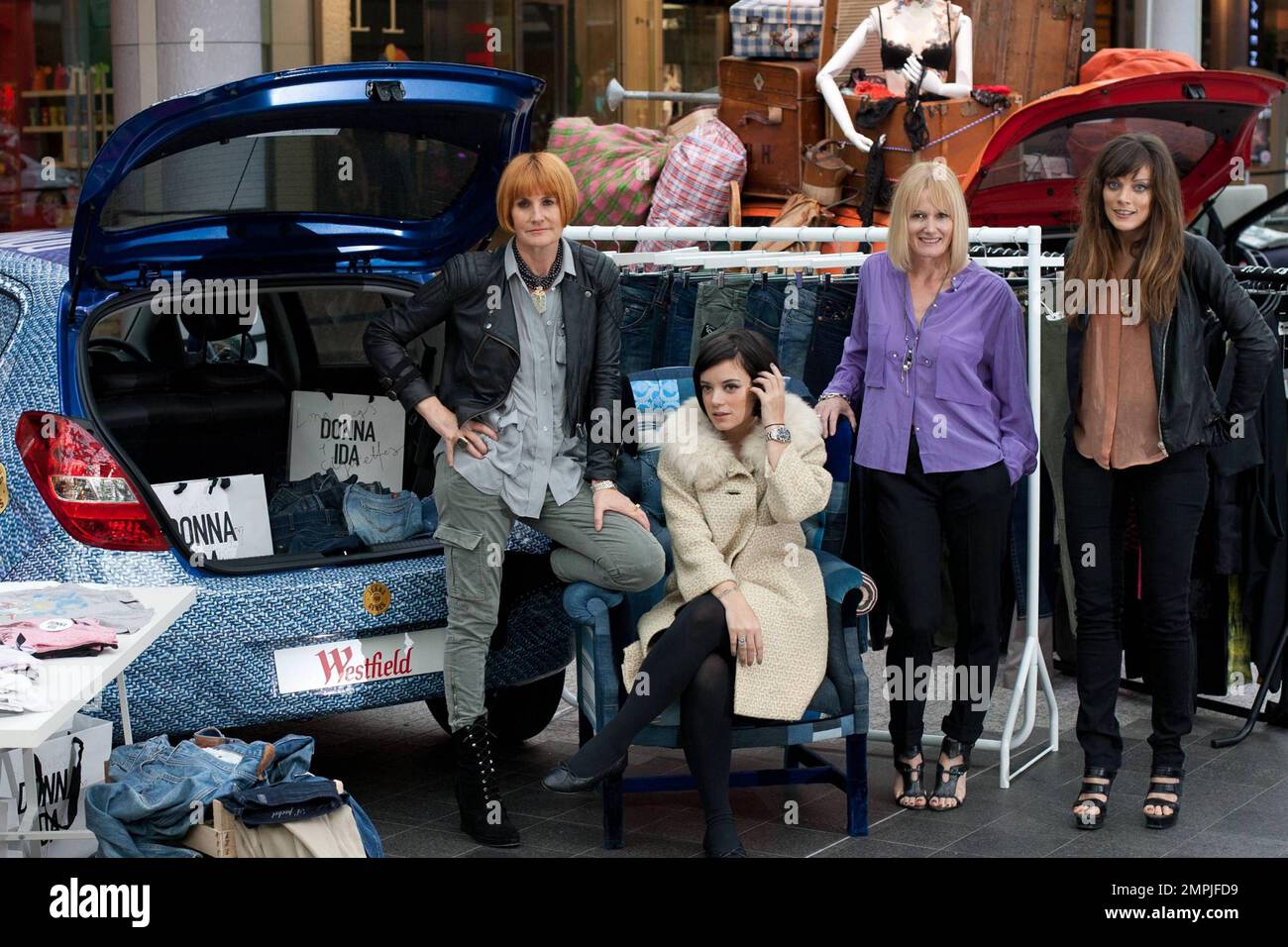 Mary Portas, conseillère au détail anglaise, Lily Allen, chanteuse pop enceinte, directrice générale des sifflets britanniques Jane Shepherdson et Sarah Owen, demi-sœur de Lily, apparaissent au lancement de la foire des chaussures de voiture du centre commercial Westfield, célébrant la semaine de la mode de Londres. Lors de l'événement, 18 nouvelles voitures Hyundai i20 ont été piratées par les marques les plus prisées de Londres, notamment Topshop, Oasis, sifflets, Ted Baker, Wolford, SWAROVSKI, Firetrap et House of Fraser. Femme enceinte Lily était belle, chaude et confortable dans son manteau inspiré de 60s, maquillage et jolis plats noirs. Londres, Royaume-Uni. 09/21/10. Banque D'Images