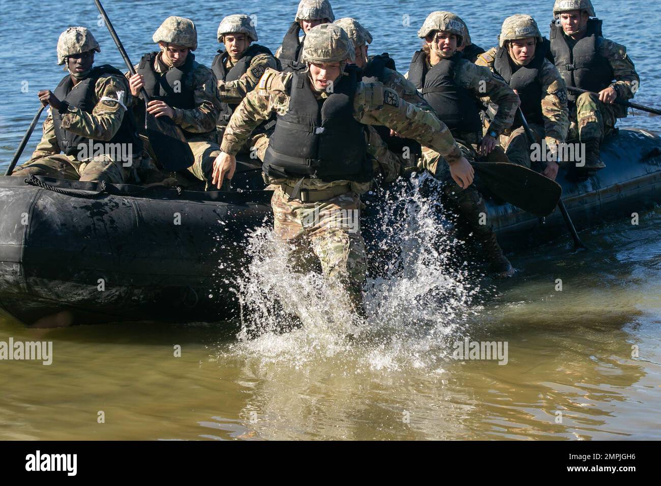 Un membre de l’équipe de bravo de Virginia Tech fait une course dans l’eau pour attraper le mannequin de sauvetage randy de la côte à l’événement du zodiaque lors du défi des Rangers de l’Armée de terre 1st de la Brigade sur 27 octobre 2022 à fort KNOX, Ky. Dans ce cas, les équipes ont dû pagayer un zodiaque à travers le lac jusqu'à un mannequin de sauvetage Randy, charger le mannequin dans leur bateau, puis le transporter vers une zone désignée avant de pagayer jusqu'à la ligne d'arrivée. Le défi des Rangers dirige 26-29 octobre, et les deux meilleures équipes participent au concours de compétences militaires Sandhurst à l'Académie militaire de West point en avril 2023. | photo de S Banque D'Images