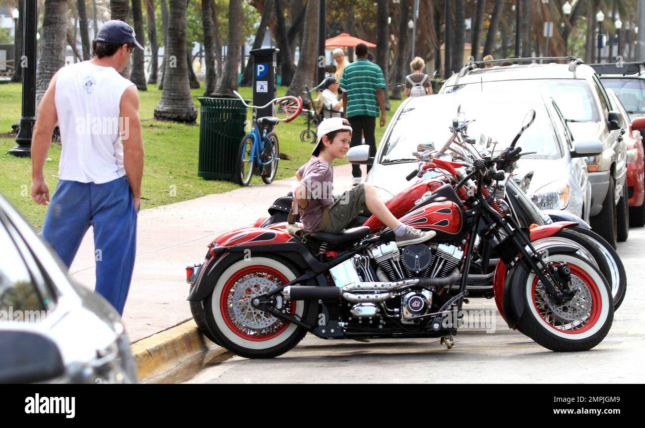 Dans son pantalon de survêtement et une chemise sans manches acteur  portoricain, chanteur et personnalité télé Carlos Ponce prend sa moto pour  un tour à Miami Beach tout en écoutant des morceaux