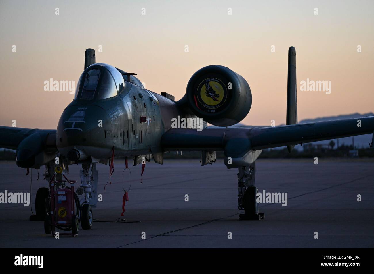 Un Thunderbolt II A-10, affecté à l'escadre 355th, se trouve sur la ligne de vol de la base aérienne Davis-Monthan à Tucson, Arizona, le 27 octobre 2022. L'A-10 peut survivre à des coups directs de projectiles de perçage d'armure et de projectiles explosifs jusqu'à 23mm. Banque D'Images