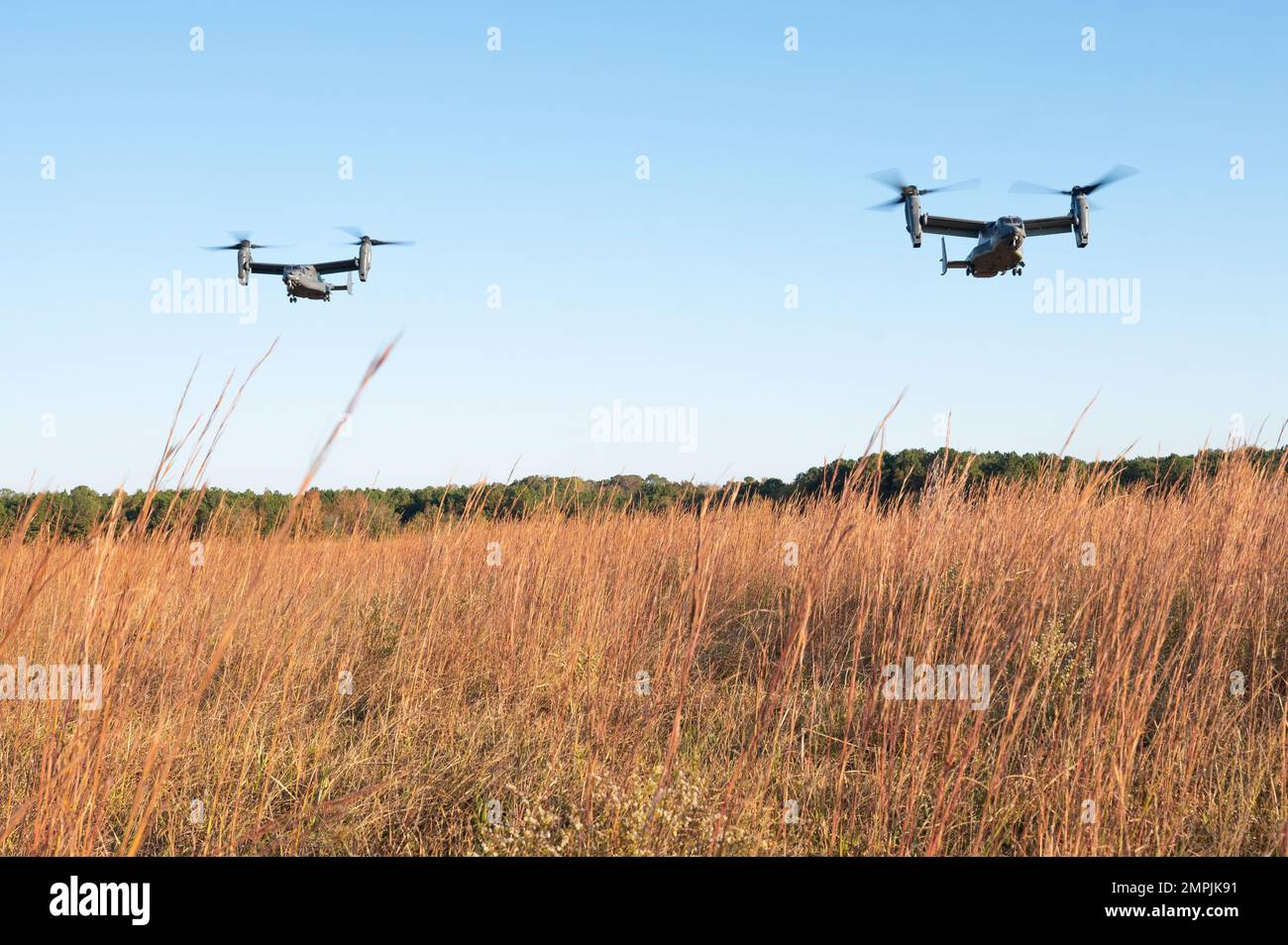 Une paire de CV-22 Ospreys, affectés à l'escadron des opérations spéciales 8th à Hurlburt Field, se préparent à atterrir dans le cadre d'une mission d'entraînement le 27 octobre 2022. La mission principale de la SOS 8th est de fournir une réponse globale rapide à l'infiltration à longue distance, à l'exfiltration et au réapprovisionnement des forces d'opérations spéciales dans les territoires hostiles ou refusés. Banque D'Images