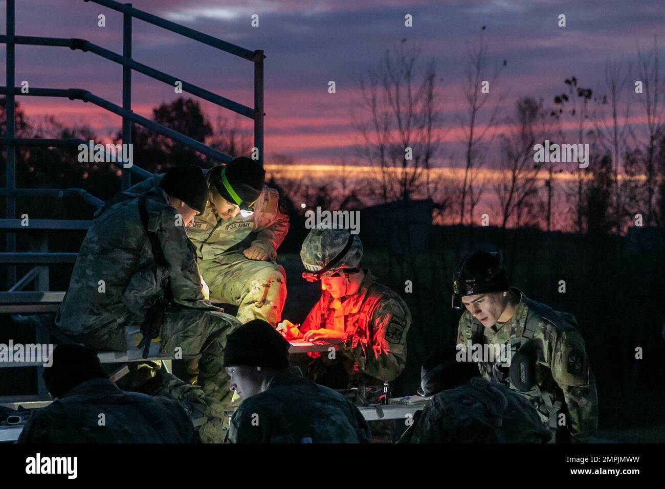 Alors que le soleil commençait à se lever, les Cadets de l'équipe bravo de l'université de Norwich ont travaillé ensemble pour tracer différents itinéraires cartographiques avant de partir pour l'événement de navigation terrestre lors du défi ROTC de l'armée de 1st sur 28 octobre 2022 à fort KNOX, Ky. Le défi des Rangers dirige 26-29 octobre, et les deux meilleures équipes participent au concours de compétences militaires Sandhurst à l'Académie militaire de West point en avril 2023. | photo de Sarah Windmueller, États-Unis Affaires publiques du commandement des cadets de l'Armée Banque D'Images