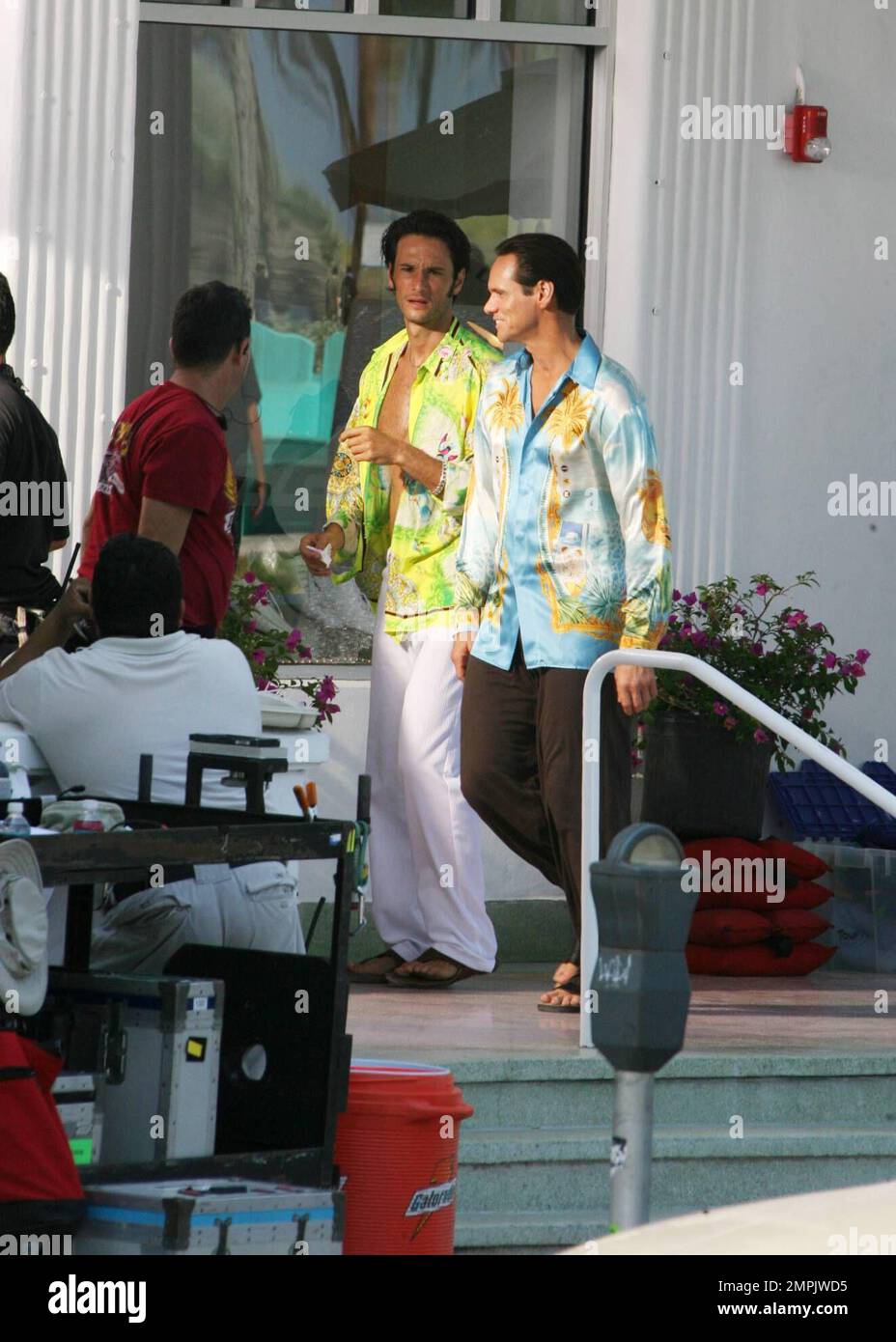 Jim Carrey filme « I Love You Phillip Morris » dans le quartier art déco d'Ocean Drive à Miami Beach. Le film est l'histoire de Steven Russel, un homme marié et père d'un qui est tombé amoureux de son compagnon de cellule, Phillip Morris. Russel avait toujours su qu'il était gay et quand il et Morris ont été jetés ensemble dans une prison à Houston étincelles mouche. Le livre dans lequel le film est basé sur des chroniques de Russel spectaculaire vacances de prison dans lequel il fera tout ce qu'il peut être avec le Morris libéré, chaque pause qui a lieu un vendredi le 13th. Miami, FL 4/28/08 Banque D'Images