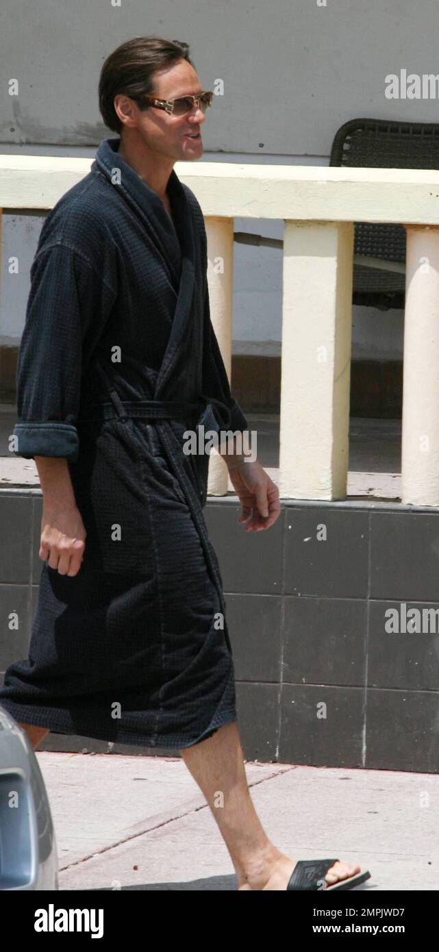 Jim Carrey filme « I Love You Phillip Morris » dans le quartier art déco d'Ocean Drive à Miami Beach. Le film est l'histoire de Steven Russel, un homme marié et père d'un qui est tombé amoureux de son compagnon de cellule, Phillip Morris. Russel avait toujours su qu'il était gay et quand il et Morris ont été jetés ensemble dans une prison à Houston étincelles mouche. Le livre dans lequel le film est basé sur des chroniques de Russel spectaculaire vacances de prison dans lequel il fera tout ce qu'il peut être avec le Morris libéré, chaque pause qui a lieu un vendredi le 13th. Miami, FL 4/28/08 Banque D'Images