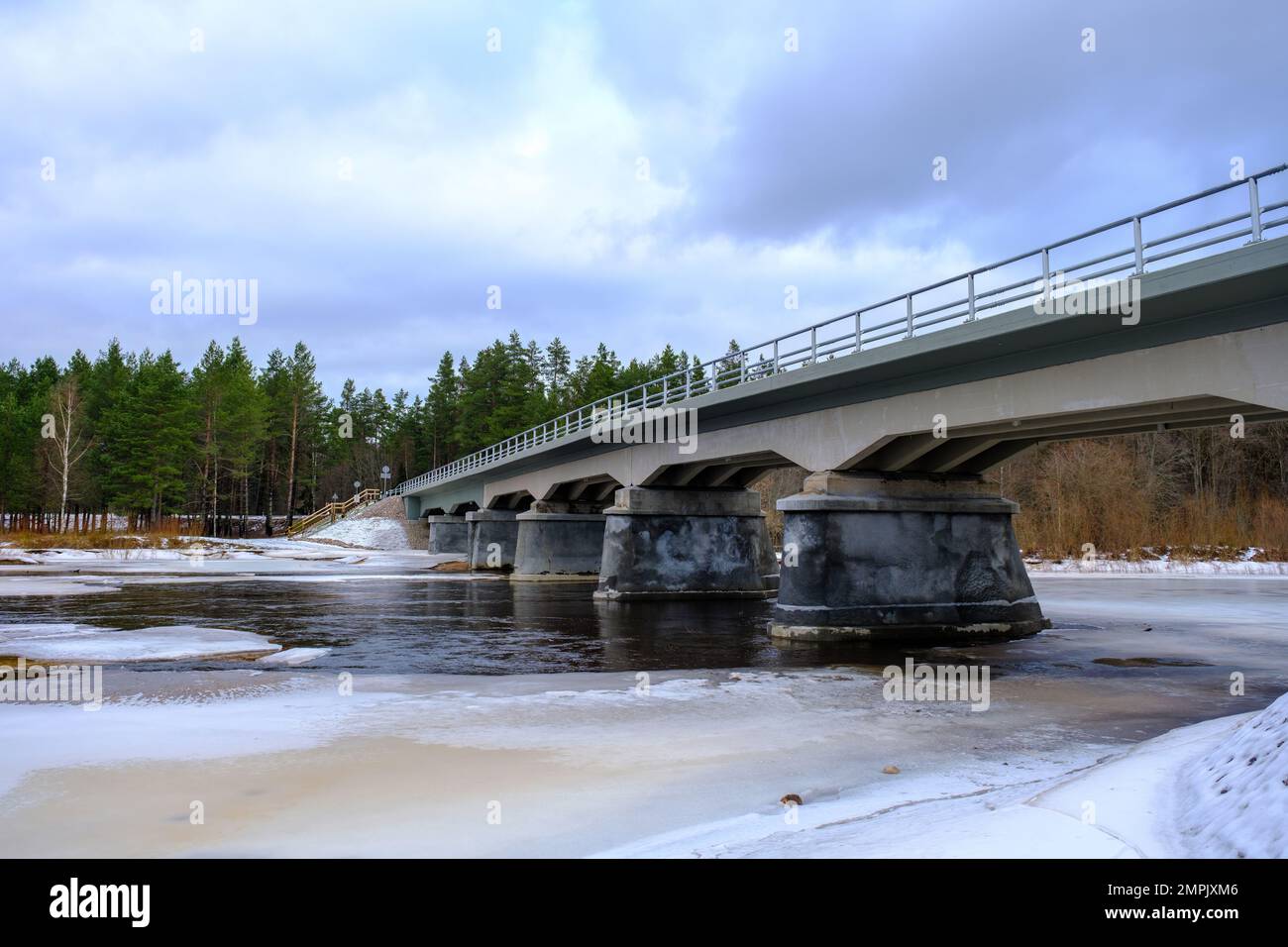Pont en béton restauré et reconstruit sur la plus longue rivière de Lettonie, Gauja près de la ville de Stenci. Pont sur la rivière, printemps Banque D'Images