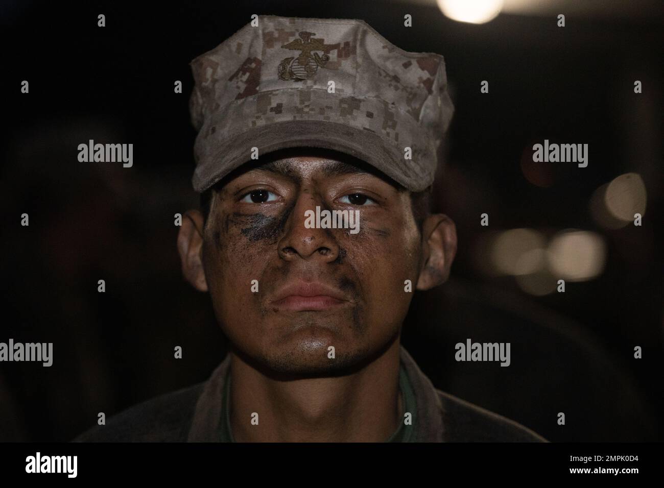 ÉTATS-UNIS Les Marines avec Charlie et les compagnies de novembre, 1st et 4th recrutent des bataillons d'entraînement, reçoivent leur aigle, Globe, et Anchor sur le corps de Marine recent Depot Parris Island, S.C. (29 octobre 2022). Les recrues qui reçoivent leur EGA marquent leur transformation en États-Unis Marine. Banque D'Images