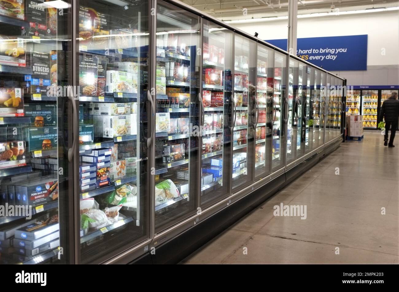 Allée des aliments surgelés dans un magasin Walmart au Canada Banque D'Images