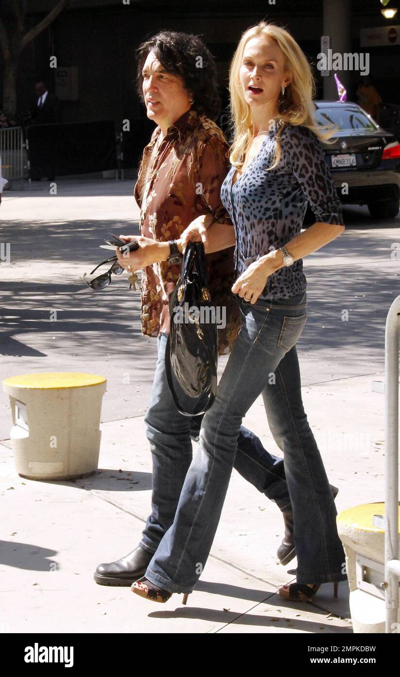 LE guitariste KISS Paul Stanley et la femme Erin Sutton arrivent au Staples Center pour le jeu Lakers vs the Miami Heat. Los Angeles, Californie. 4th mars 2012. Banque D'Images