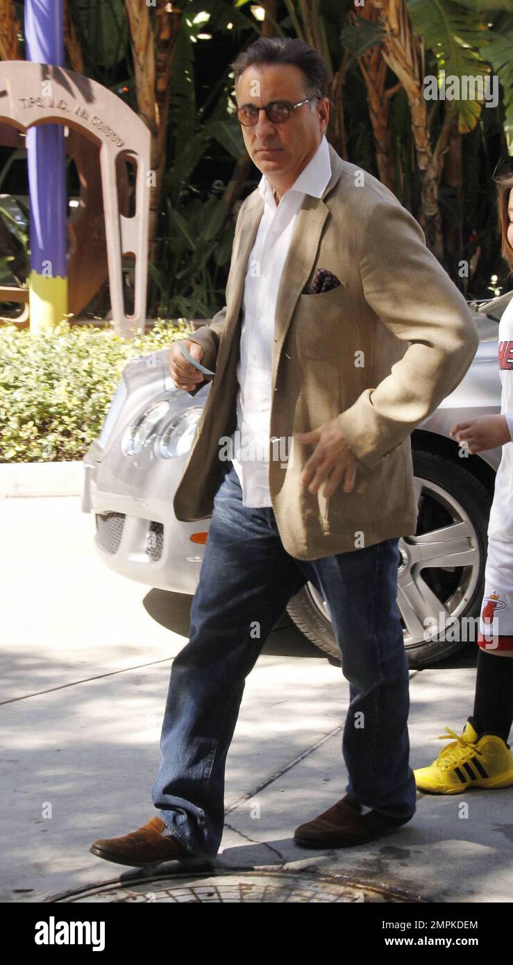 L'acteur Andy Garcia arrive au Staples Center pour le jeu Lakers vs Miami Heat. Los Angeles, Californie. 4th mars 2012. Banque D'Images