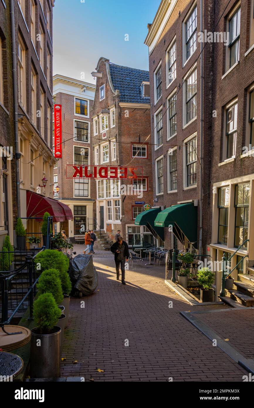 La rue Zeedijk, limite nord et est du quartier rouge de Wallen, relie Prins Hendrikkade et Nieuwmarkt. Banque D'Images