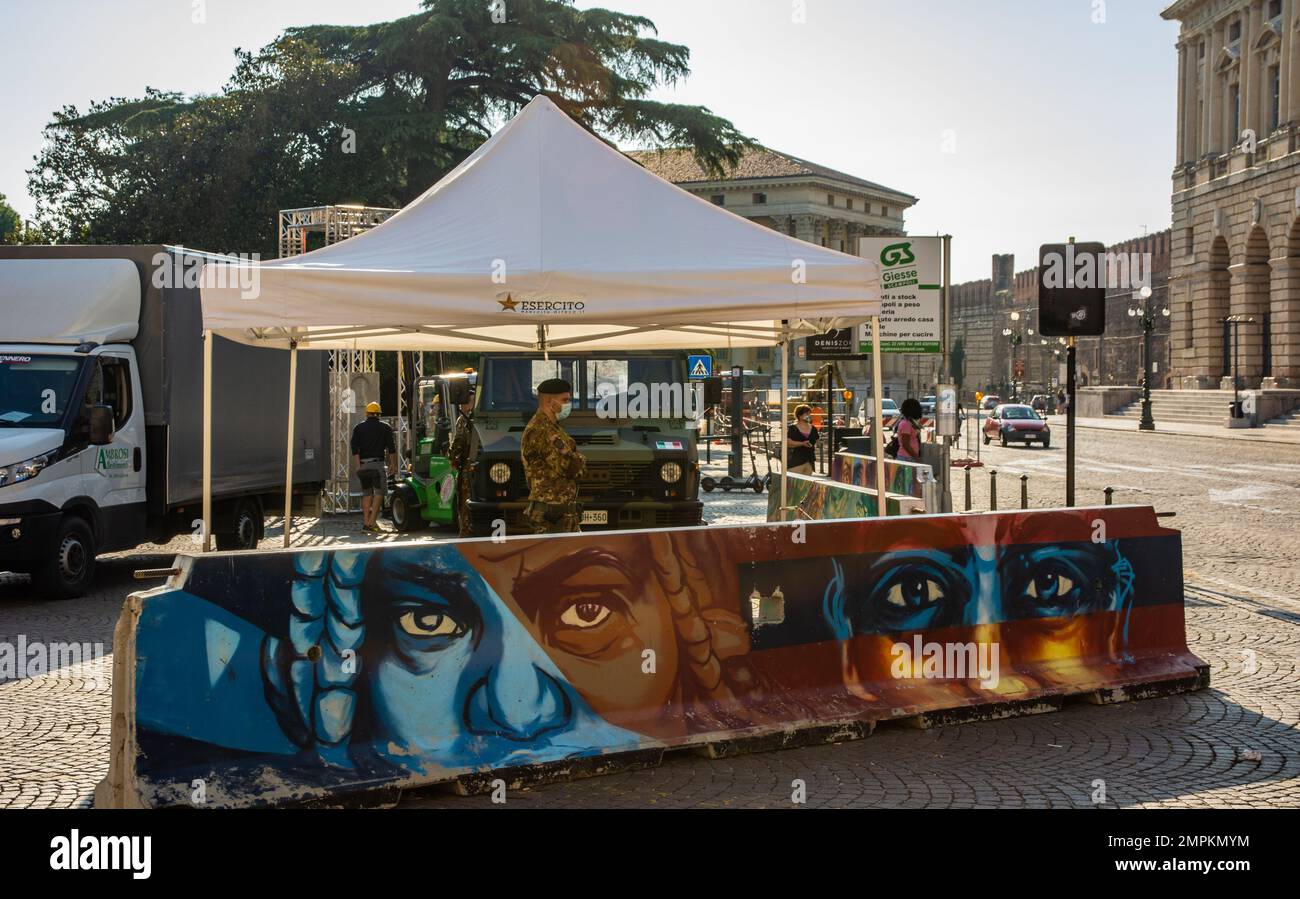 Soldat italien et véhicule de l'armée à Vérone, Italie - opération « rues sûres » - Vérone, région de Vénétie, nord de l'Italie, 9 septembre 2021 Banque D'Images
