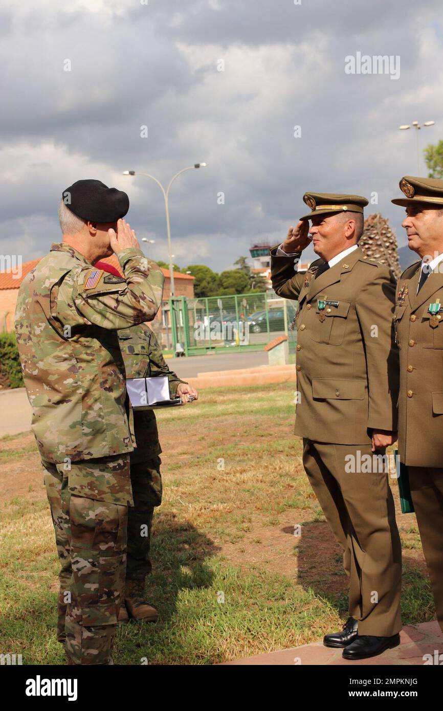 Le lieutenant-colonel Jorge Rodriguez de Guzman salue le colonel Jerzy Zubr, représentant national senior des États-Unis au corps de déploiement rapide de l'OTAN – Espagne, lors d'une cérémonie de remise des prix du 2 novembre à Valence, Espagne. Rodriguez de Guzman et le lieutenant-colonel Manuel Tenorio (à droite) de l'armée espagnole ont reçu des médailles de mention élogieuse de l'armée de Zubr pour leur soutien aux États-Unis Soldats. Banque D'Images