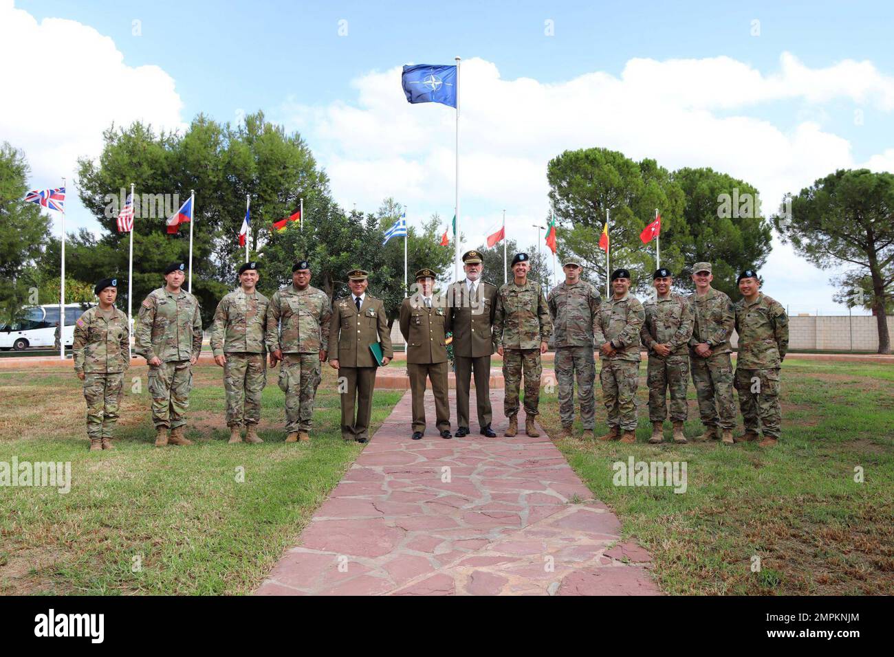 Soldats américains et espagnols affectés au corps de déploiement rapide de l'OTAN – l'Espagne fait une pause pour une photo de groupe après une cérémonie de remise des prix tenue à Valence, Espagne, le 2 novembre. Les soldats sont de gauche à droite : Sgt. 1st classe Joyce Ho, Sgt. 1st classe Larry Stample, Maj. Robert Payne, Maj. Francisco Bonilla, Lt. Col. Jorge Rodriguez de Guzman, Lt. Col. Manuel Tenorio, Col. Juan Salvat, Col. Jerzy Zubr, Sgt. 1st classe Aaron Welch, Lt. Colon Ramon Ruiz, Col. Le Maj Kerman Rodriguez, le Maj Ken Dougher et le lieutenant colonel sang Han. Banque D'Images