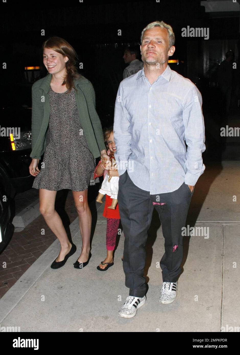 Red Hot Chili Peppers bassiste Flea (Michael Balzary) arrive à Nobu Malibu pour dîner avec ses filles, la plus ancienne Clara et Sunny Bebop. Los Angeles, Californie. 07/24/10. . Banque D'Images