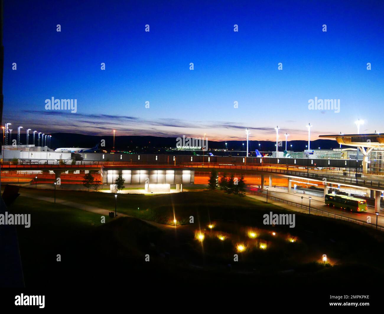 Aéroport de Gardermoen au ciel nocturne, Oslo, Norvège Banque D'Images