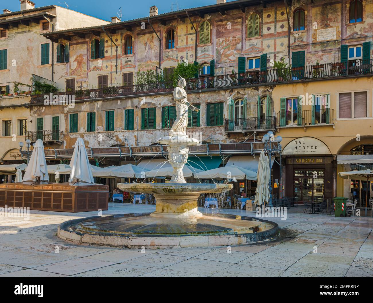 Fontaine de la Madonna Verona sur la Piazza Erbe (1368). Cette statue en marbre est le symbole de Vérone - Vénétie regione dans le nord de l'Italie, Europe - Banque D'Images