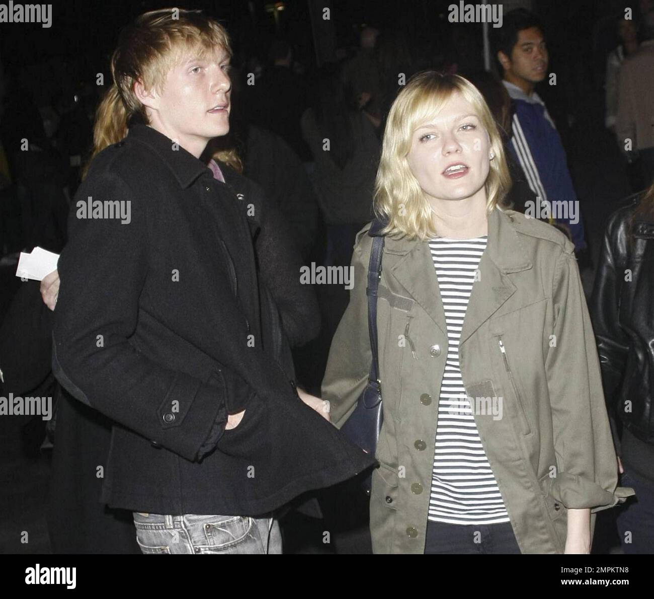 Kirsten Dunst tugs sur le manteau du jeune frere Christian au Staples Center pour le match DE BASKETBALL LA Lakers vs New York Knicks qui a vu les Lakers battre les Knicks