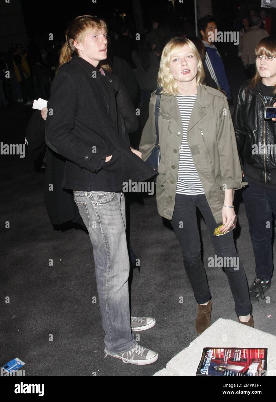 Kirsten Dunst tugs sur le manteau du jeune frere Christian au Staples Center pour le match DE BASKETBALL LA Lakers vs New York Knicks qui a vu les Lakers battre les Knicks