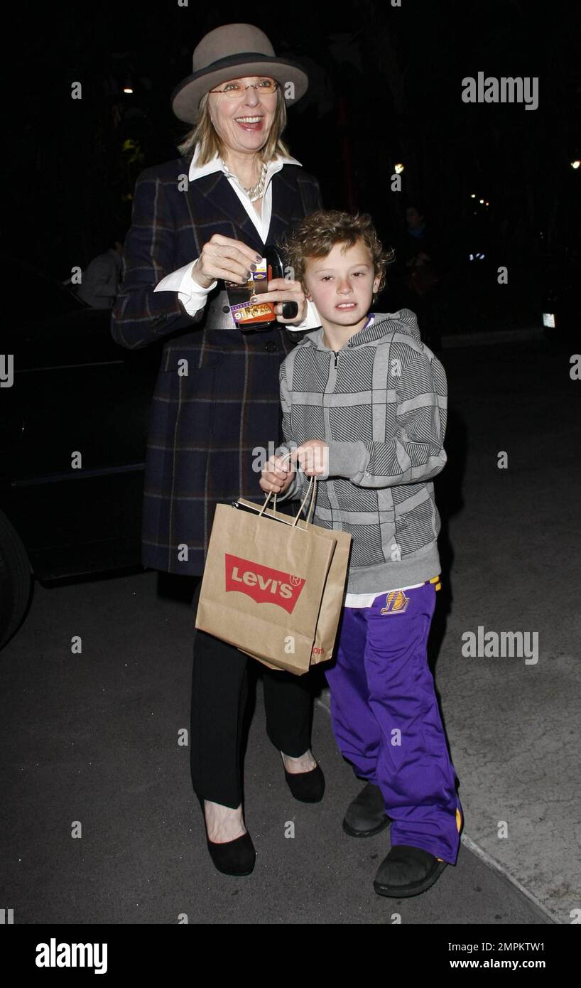 Alors que ses costars « Morning Glory » sont au Royaume-Uni pour la promotion du film, Diane Keaton arrive au Staples Center avec son fils Duke pour le match Cleveland Cavaliers vs Los Angeles Lakers. Los Angeles, Californie. 01/11/11. Banque D'Images