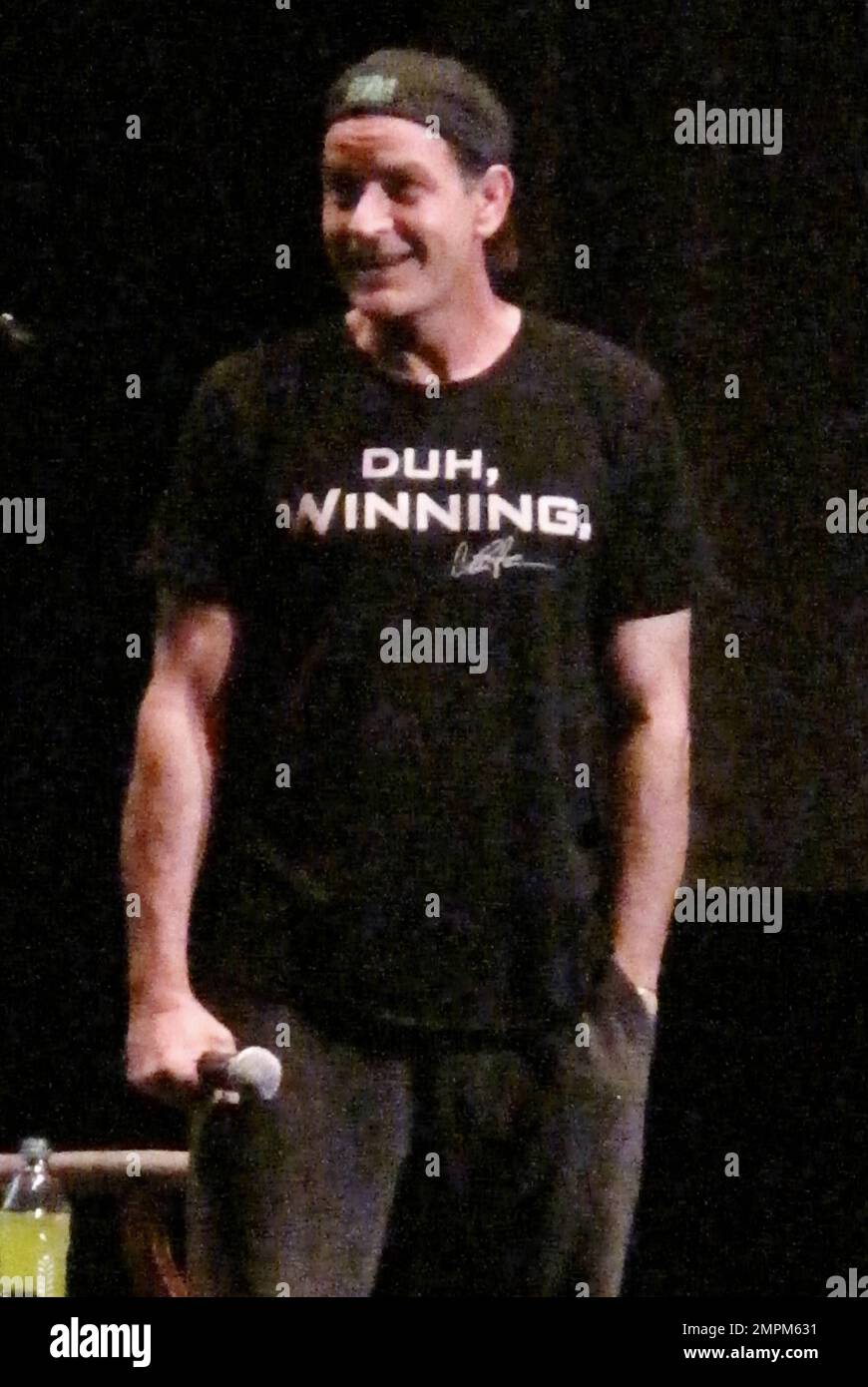Charlie Sheen effectue sa tournée « Ma violente torpille de vérité/défaite  n'est pas une option » au Centre BankAtlantic. Sheen portait une chemise  indiquant « Duh, Winning » et une casquette de