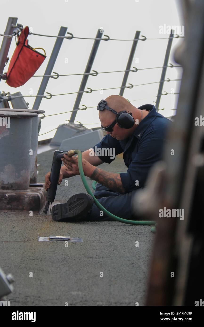 Un marin effectue des travaux d'entretien sur un pont météorologique à bord du destroyer à missile guidé de classe Arleigh Burke USS McFaul (DDG 74) alors qu'il est en cours dans le cadre du groupe de grève des transporteurs Gerald R. Ford, le 1 novembre 2022. Le premier porte-avions de sa catégorie USS Gerald R. Ford (CVN 78) est en cours de déploiement inaugural, menant des entraînements et des opérations le long des alliés et partenaires de l'OTAN afin d'améliorer l'intégration pour les opérations futures et de faire la démonstration des États-Unis L’engagement de la Marine à l’égard d’une région de l’Atlantique pacifique, stable et exempte de conflits. Banque D'Images