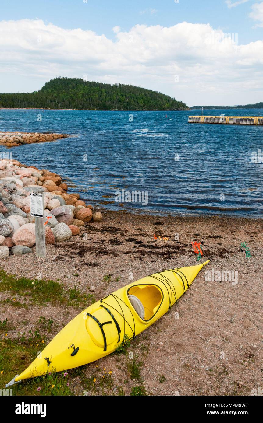 Un kayak de beached au parc national Terra Nova, Terre-Neuve, Canada. Banque D'Images