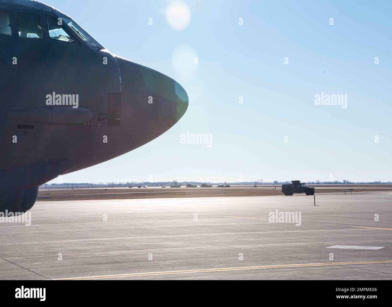 Les aviateurs d'équipe Minot déplacent des munitions pendant l'exercice Prairie vigilance, le 4 novembre 2022, à la base aérienne de Minot, Dakota du Nord. Prairie vigilance teste la capacité de la 5th Bomber Wing de mener des opérations stratégiques de préparation aux bombardiers. Banque D'Images