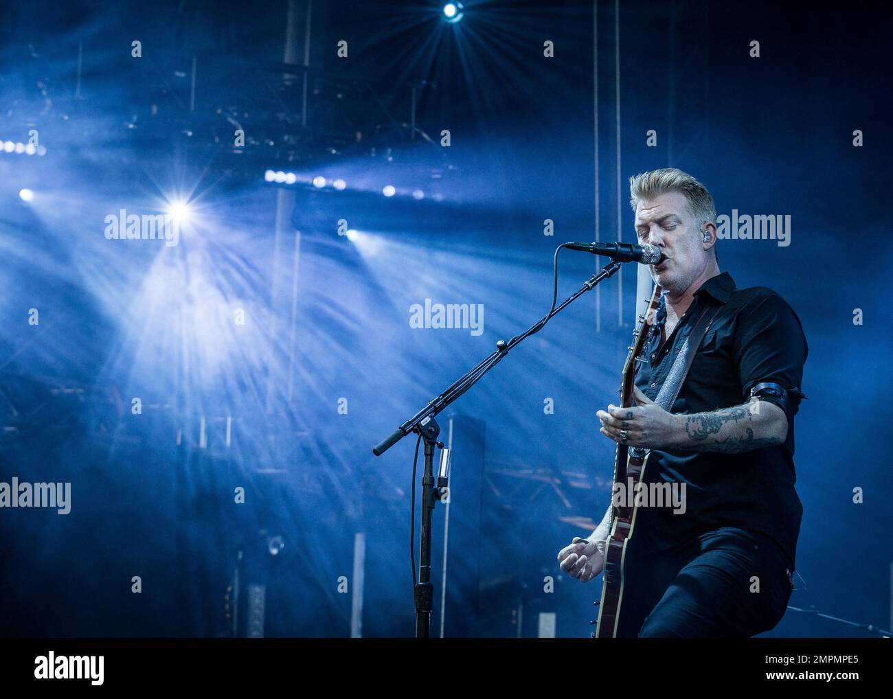 Josh Homme de Queens de l'âge de pierre jouant en direct Banque D'Images