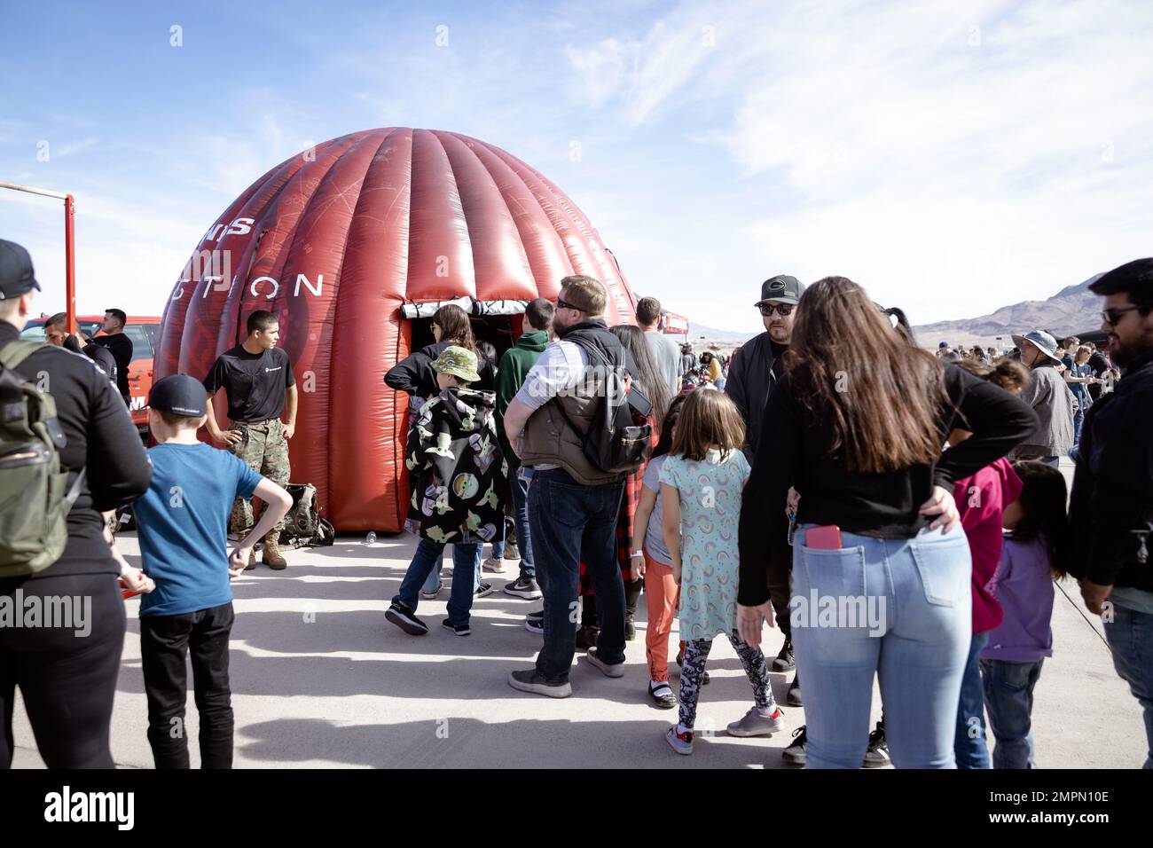 Les participants de Aviation Nation attendent dans la file pour jouer « Battle positions », un jeu de bâton de réalité virtuelle du corps des Marines, à la base aérienne de Nellis, North Las Vegas, Nev., 5 novembre 2022. Les recruteurs de la Recruiting Station Salt Lake City ont assisté au salon aéronautique Aviation Nation les 5 et 6 novembre, où ils ont mis en place des « positions de combat », un simulateur de vol et un défi de pull-up. Spectacle aérien, Aviation Nation, simulateur de vol, Marines, Nellis AFB, positions de bataille, Banque D'Images