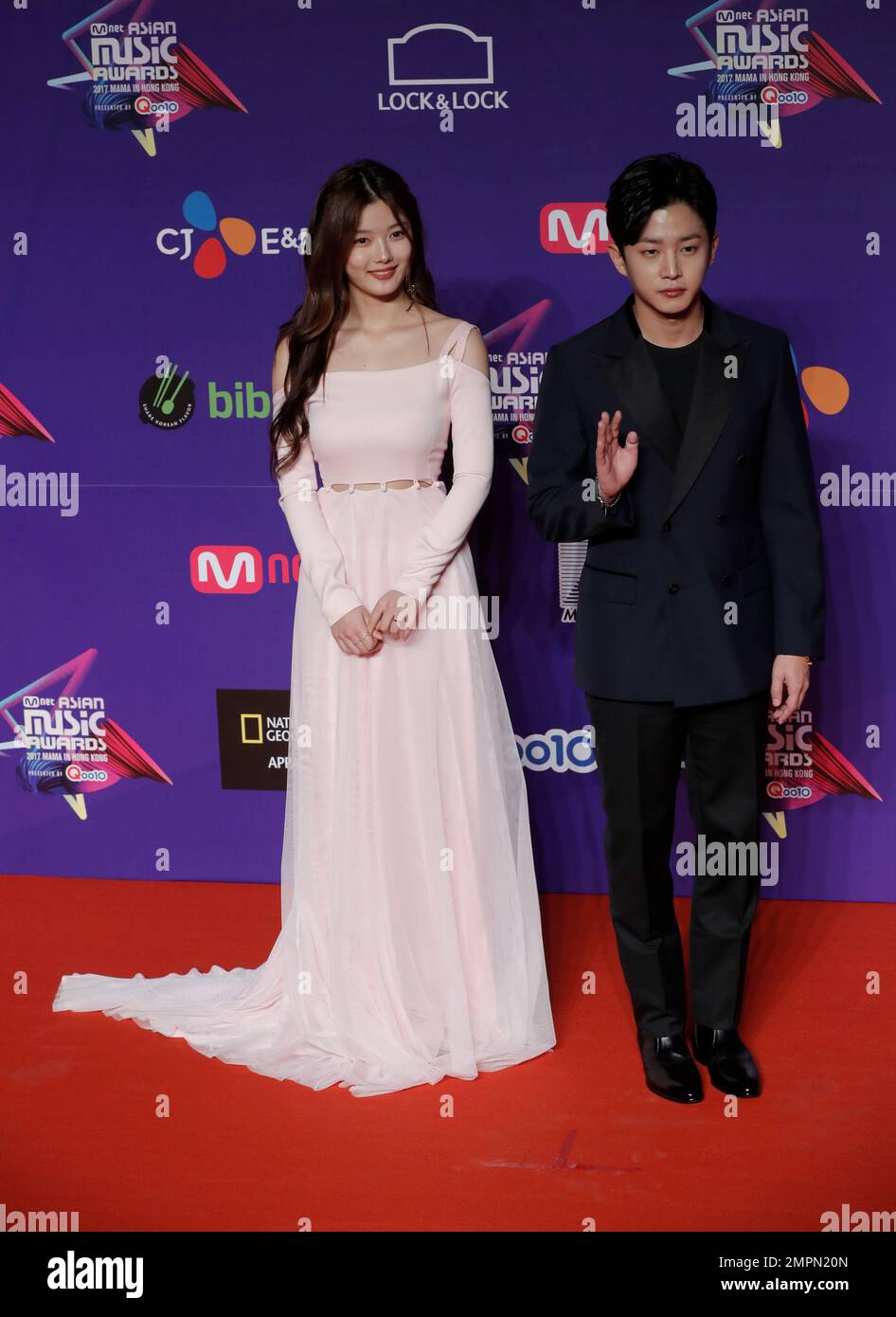 South Korean actress Kim Yoo-jung, left, and actor Kim Min-seok pose for photos on the red carpet of the Mnet Asian Music Awards (MAMA) in Hong Kong, Friday, Dec. 1, 2017. (AP Photo/Kin Cheung) Banque D'Images