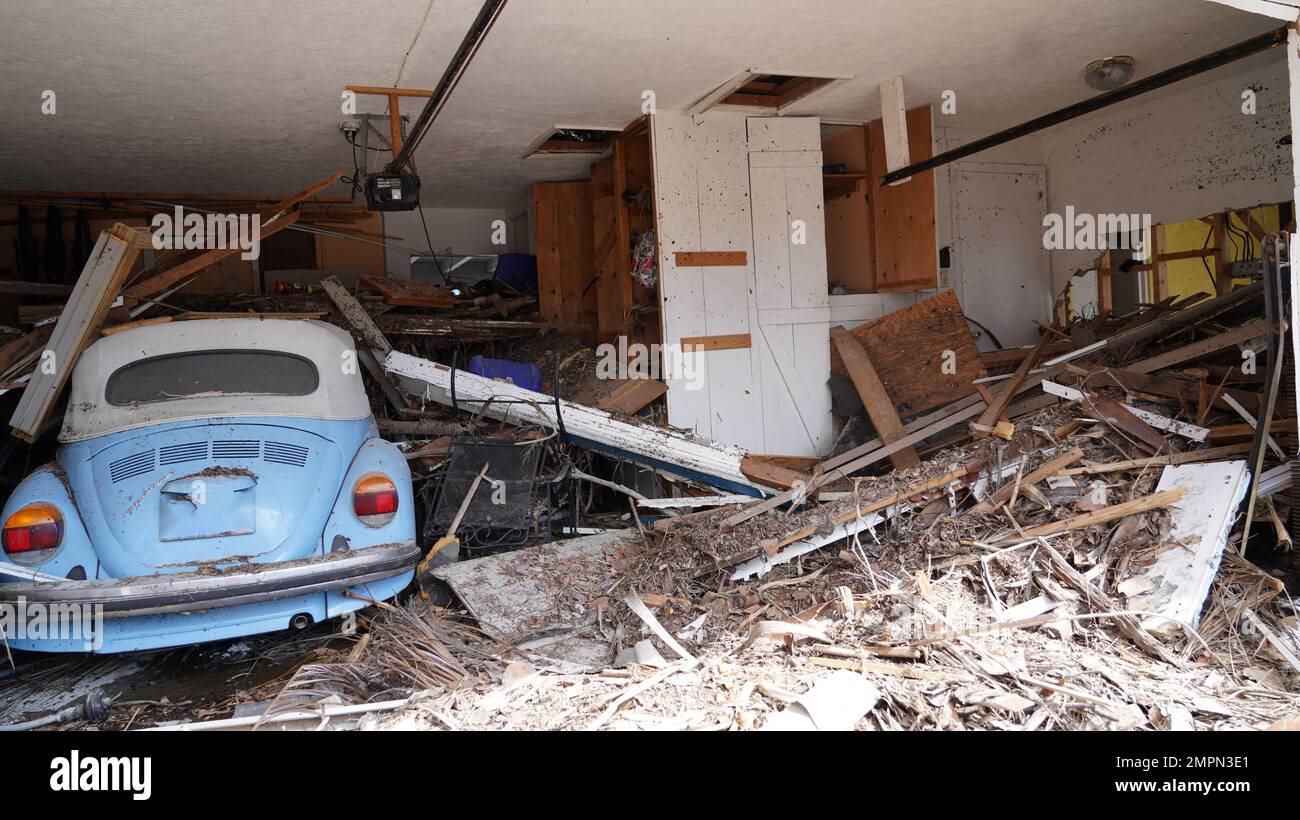 Fort Myers Beach, FL, USA--11/05/22--les maisons le long du rivage sont détruites par l'ouragan Ian. Des débris s'entassés dans la rue Christine Gonsalves/FEMA Banque D'Images