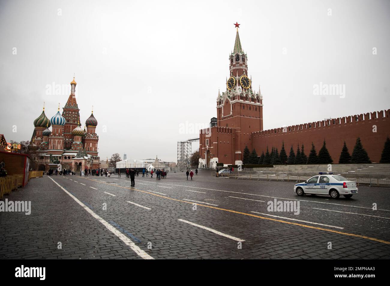 A police car patrols at the Red Square, with St. Basil Cathedral -left- and Spasskaya tower -center- in the background, in Moscow, Russia, Thursday, Nov. 30, 2017. The Final Draw for the 2018 Fifa World Cup in Russia will take place on December 1 in the concert hall of the State Kremlin Palace in Moscow. (AP Photo/Pavel Golovkin) Banque D'Images