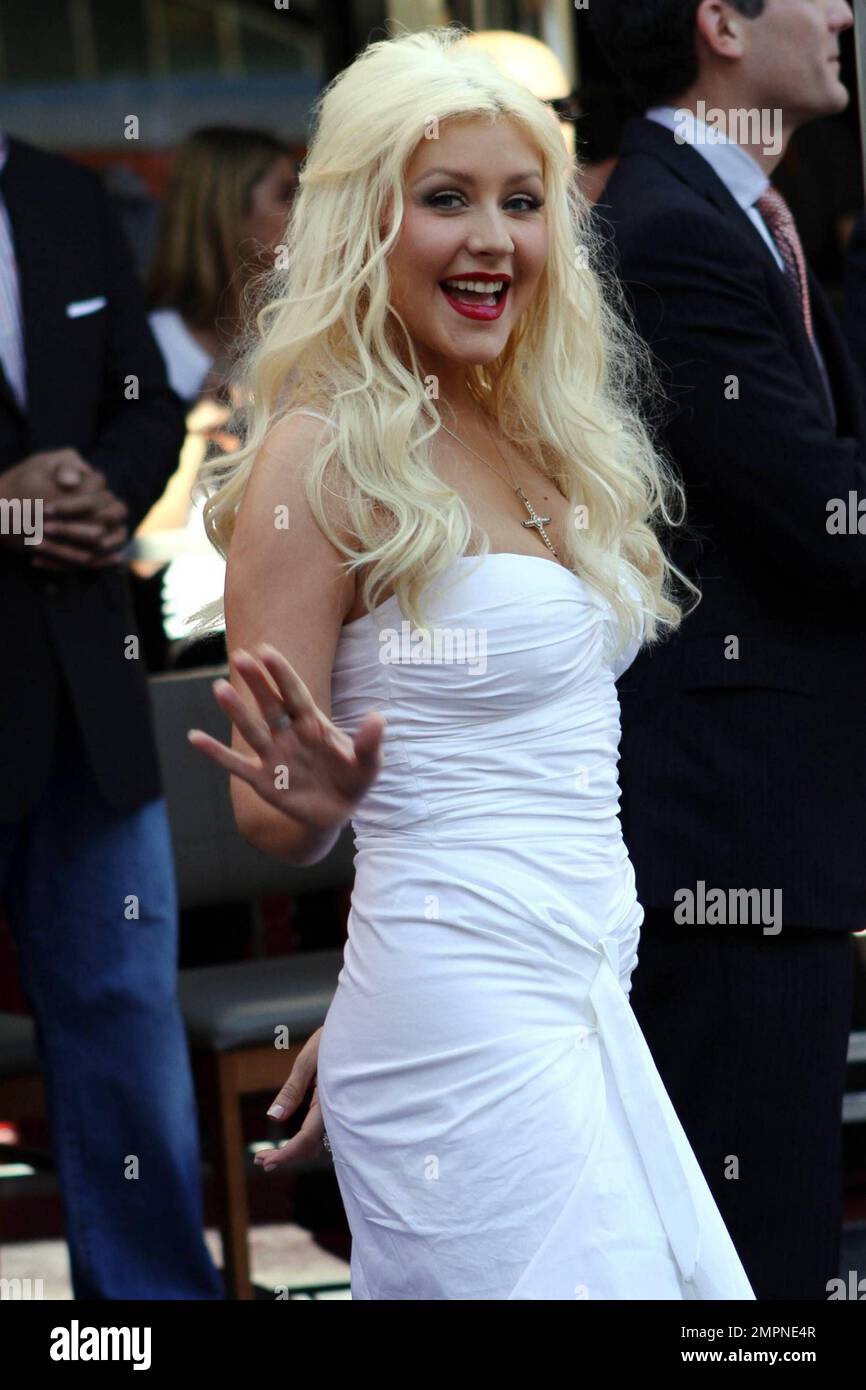 Arborant une robe blanche et des stilettos de léopard, la superstar  Christina Aguilera célèbre le dévoilement de sa star sur le Hollywood Walk  of Fame. Aguilera, rejointe par sa mère et son