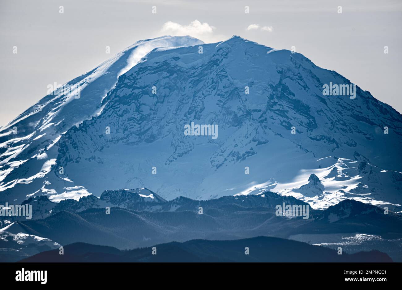 Une vue sur le mont Rainier enneigé par une journée ensoleillée et claire prise de Tiger Mountain Banque D'Images