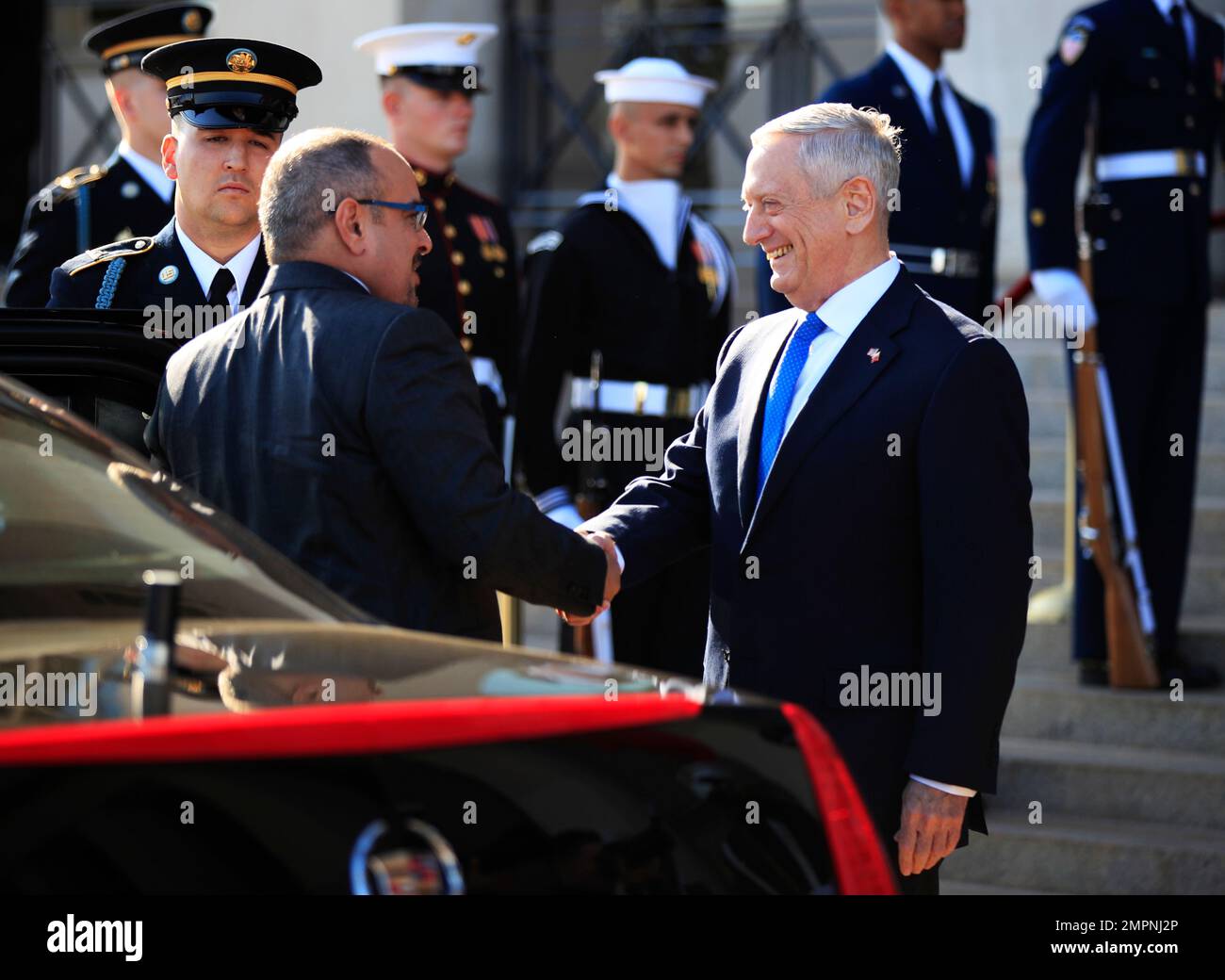 Secretary of Defense Jim Mattis, right, greets Bahrain's Crown Prince Salman bin Hamad Al Khalifa, during a ceremony welcoming the visiting Bahraini crown prince at the Pentagon, Wednesday, Nov. 29, 2017. (AP Photo/Manuel Balce Ceneta) Banque D'Images