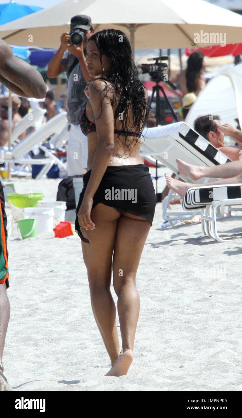 La beauté du bikini Ciara montre son incroyable personnage tout en prenant  une pause sur la plage avec son ami Amar'e Stoudemire après une promenade  en jet ski plus tôt. Miami Beach,