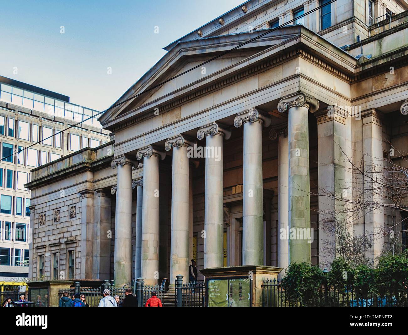 Manchester UK Jan 2023 la galerie d'art de Manchester sur l'entrée principale de Mosley Street avec de grands piliers en pierre Banque D'Images