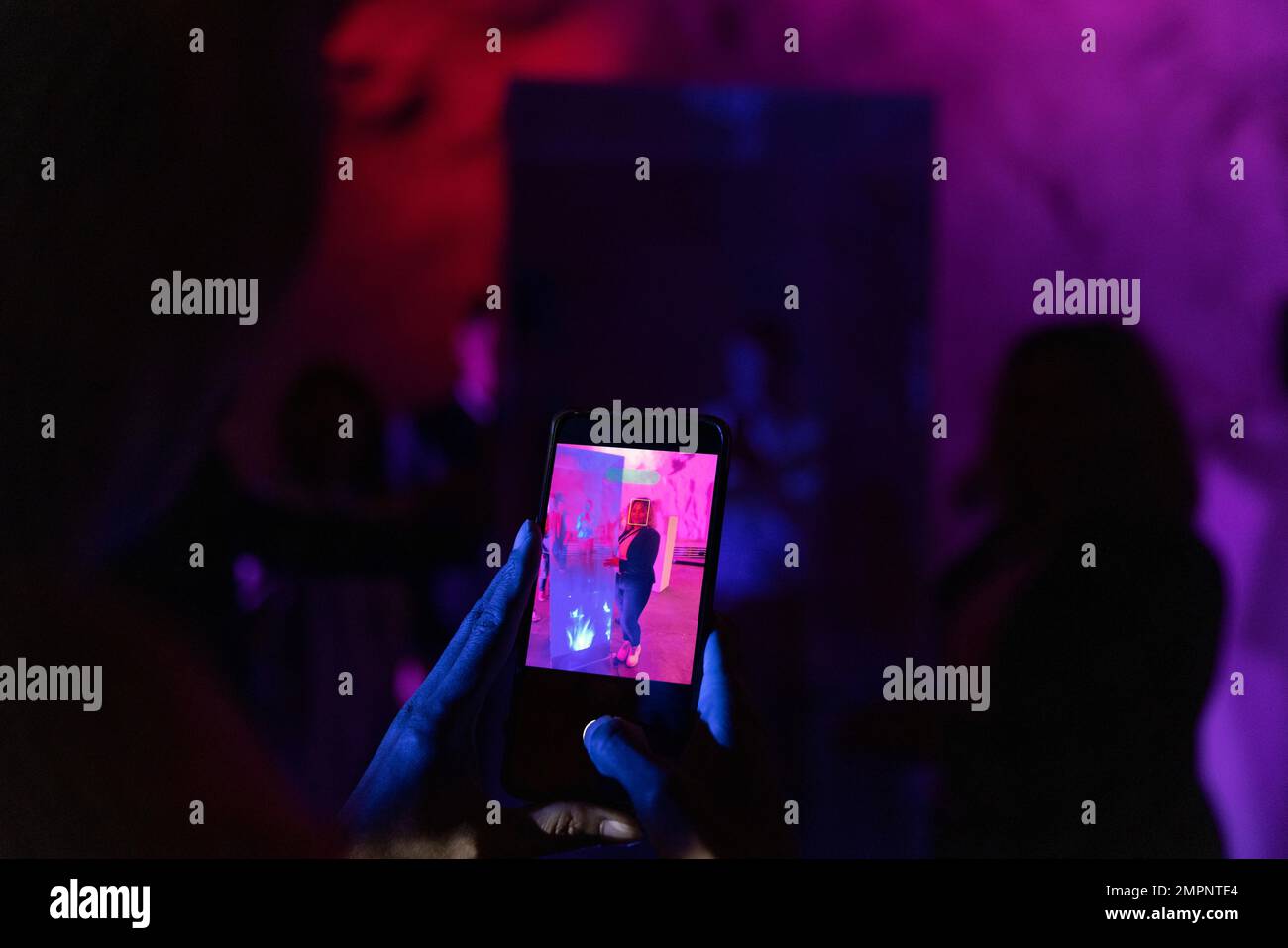 Image rognée d'une femme d'affaires prenant des photos pour sa collègue par le biais d'un smartphone au centre de congrès Banque D'Images