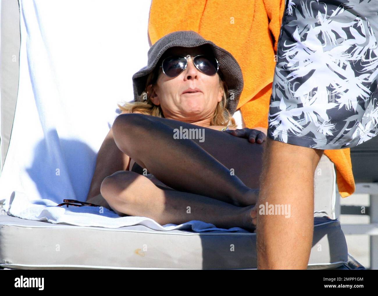 Journaliste française, romanesque et directrice de nouvelles à TF1, Claire Chazal porte un bikini noir alors qu'elle se détend sur la plage pendant des vacances d'hiver avec son mari Arnaud Lemaire. Chazal, qui présente également « Je/nous de Claire » sur le réseau gay Pink TV, a fait une promenade sur la plage et semblait profiter du soleil chaud du sud de la Floride alors qu'elle se prélaissait sur la plage avec Lemaire. Miami Beach, Floride. 12/21/10. Banque D'Images